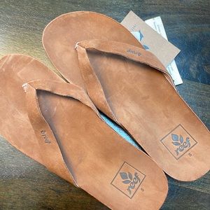 Reef cushion bounce court LE flip flops